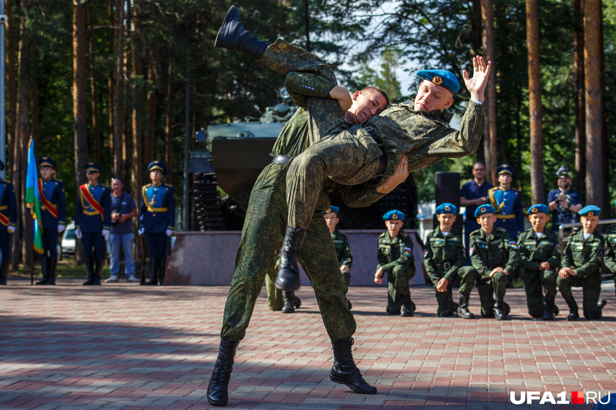 На скамейке возле дома голубые береты