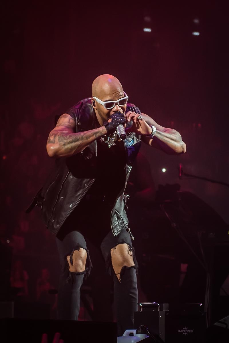 Фото «Бешеная энергетика»: в Новосибирске впервые прошёл концерт Flo Rida — динамичные кадры шоу 4