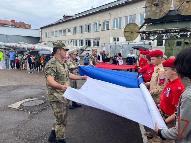 Военнослужащие и сотрудники Росгвардии в регионах Сибири провели мероприятия ко Дню Государственного флага России 