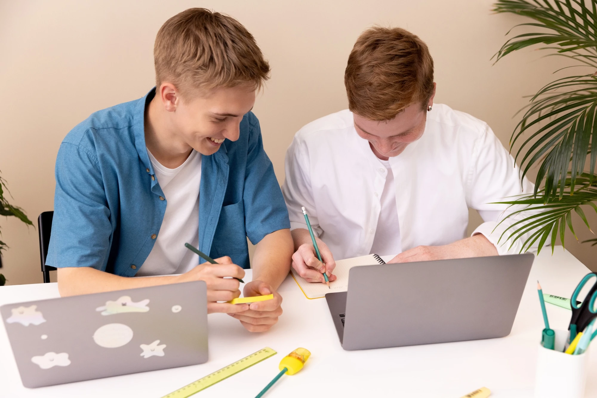 Семья айтишников. Команда программистов. Молодой человек программист. Город айтишников в россии. Семья айтишников.