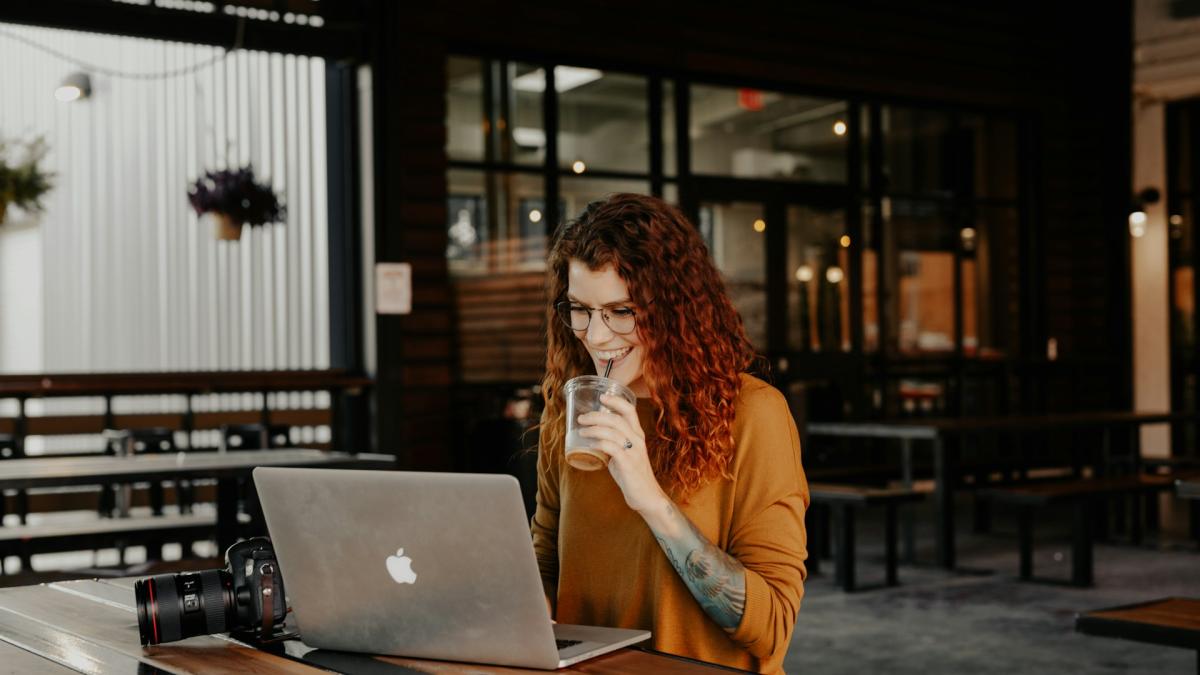 Женщина работает в кафе