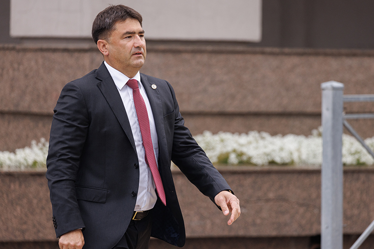 Наши спикеры очень просили добавить в рейтинг главу Кукморского района Сергея Димитриева, благодаря энергии которого эта административная единица уже несколько лет первая по молоку в Татарстане