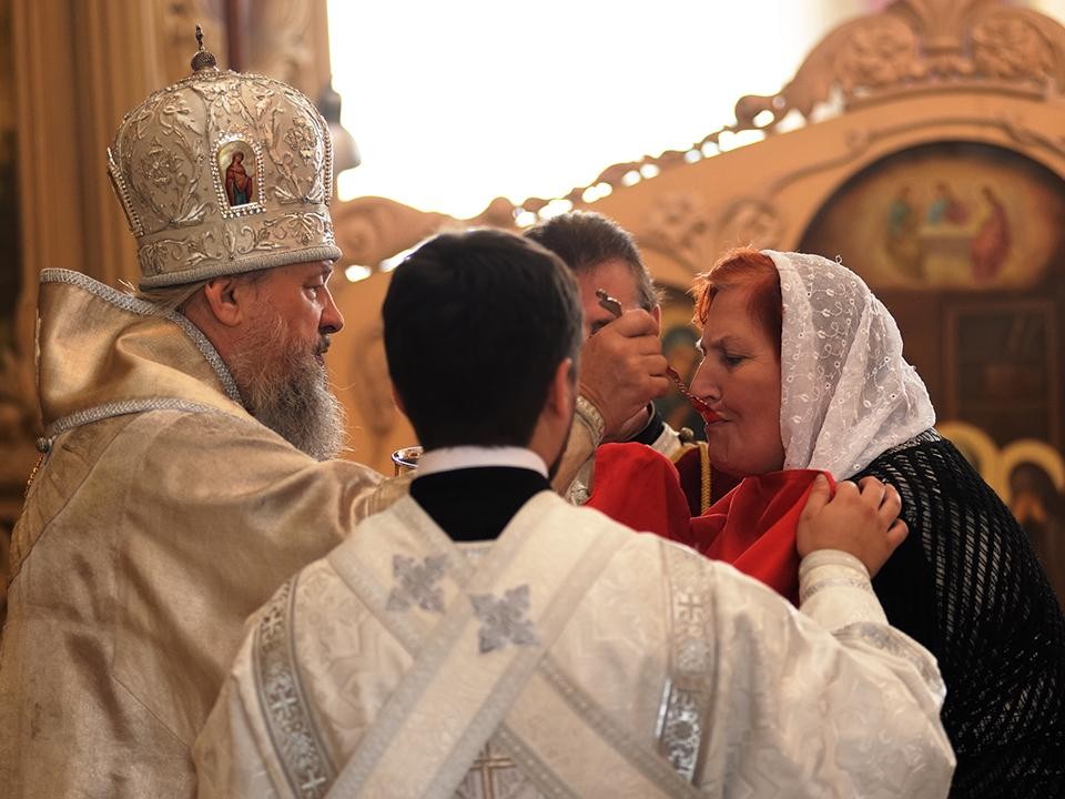 Платки для женщин необязательны? Священник назвал все правила дресс-кода при походе в церковь