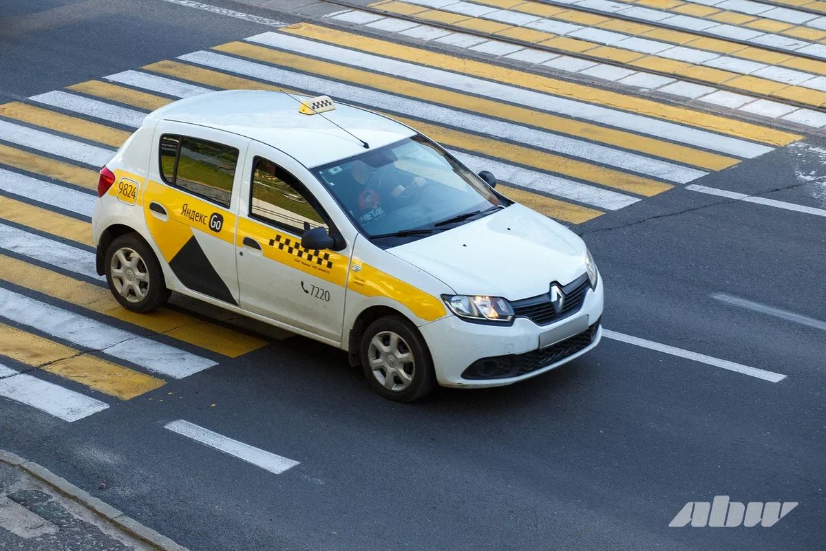 Ребенок едет в такси один: за и против. Взгляд со стороны водителей и родителей
