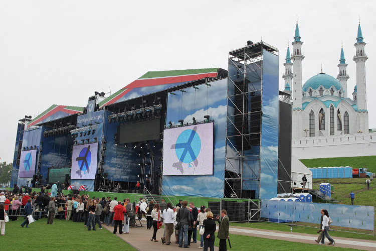 Под стенами Казанского кремля на площади Тысячелетия установили две параллельные концертные площадки, где собрались около 200 музыкантов и десятки тысяч зрителей