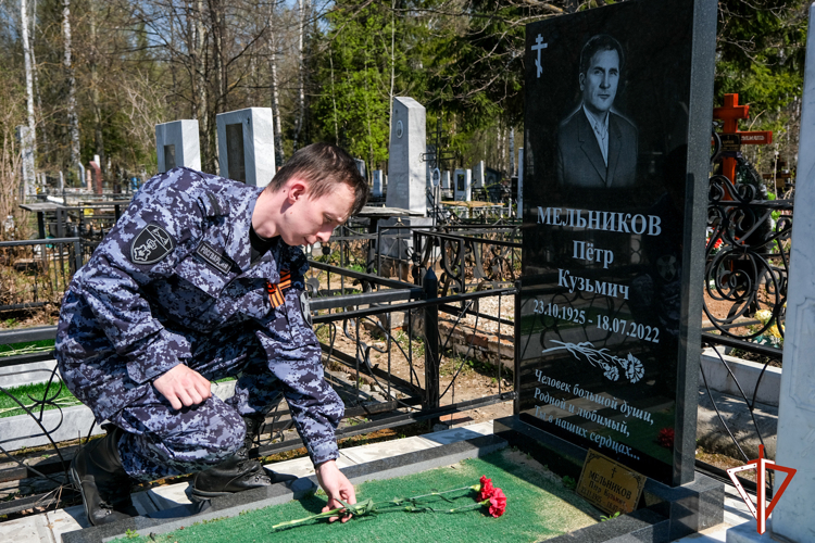 Росгвардейцы в Йошкар-Оле навестили могилу ветерана Великой Отечественной войны