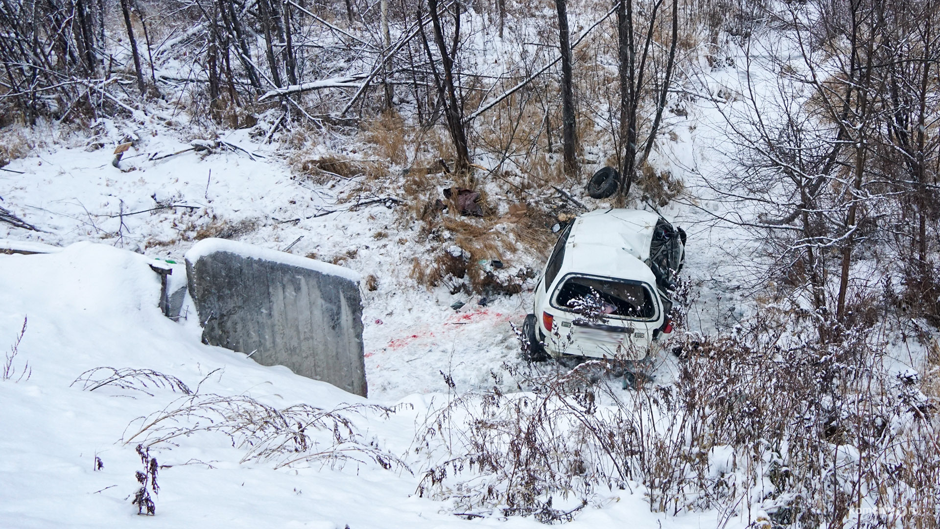 Хабаровск комсомольск на амуре. Машина под снегом. Машина на трассе. Кювет. Затонувшие автомобили.