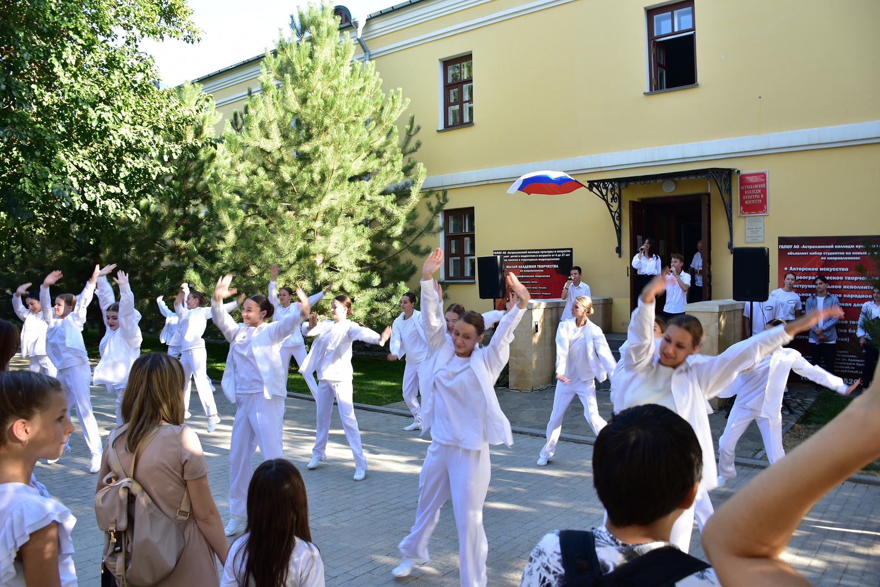 Ученики 120 школы. Школы Астраханской области. Колледжи Астрахани для девушки.