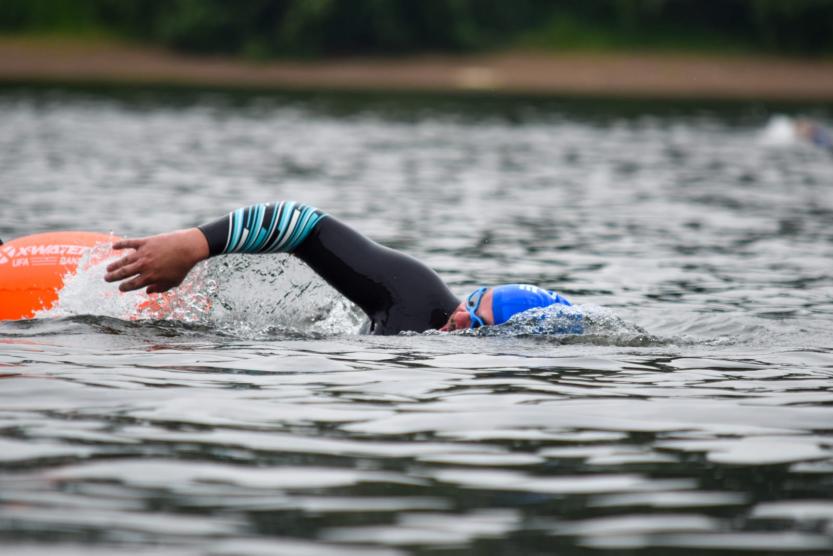 Плыву один. Заплыв бьеркезунд 2024. Заплыв через босфор. Заплыв бьеркезунд 2024. Заплыв в реке.