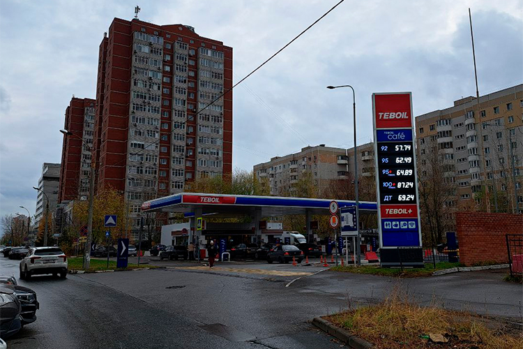 «Стоимость растет, но покупателей стало больше. Почему? Потому что у нас самые доступные цены в городе», — уверенно заявил сегодня нашему корреспонденту сотрудник АЗС Teboil в Казани, кивая на информационную стелу