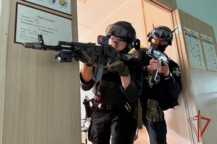 В Красноярске Сотрудники Росгвардии провели учебную тренировку при осложнении обстановки в образовательном учреждении 