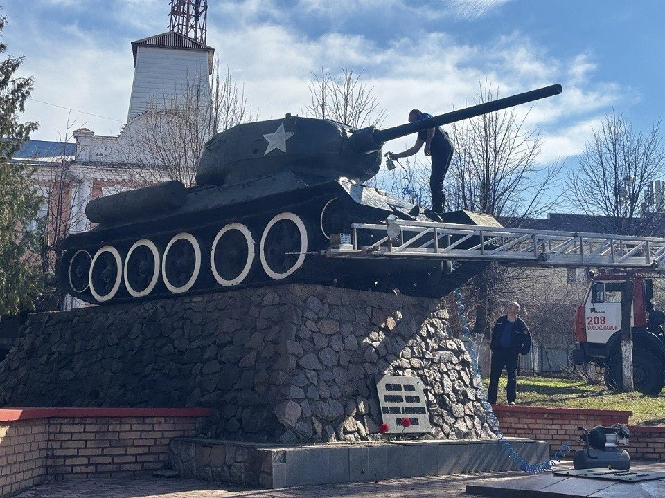 Жителям Волоколамска показали обновленный мемориал «Танк Т-34» ко Дню Победы
