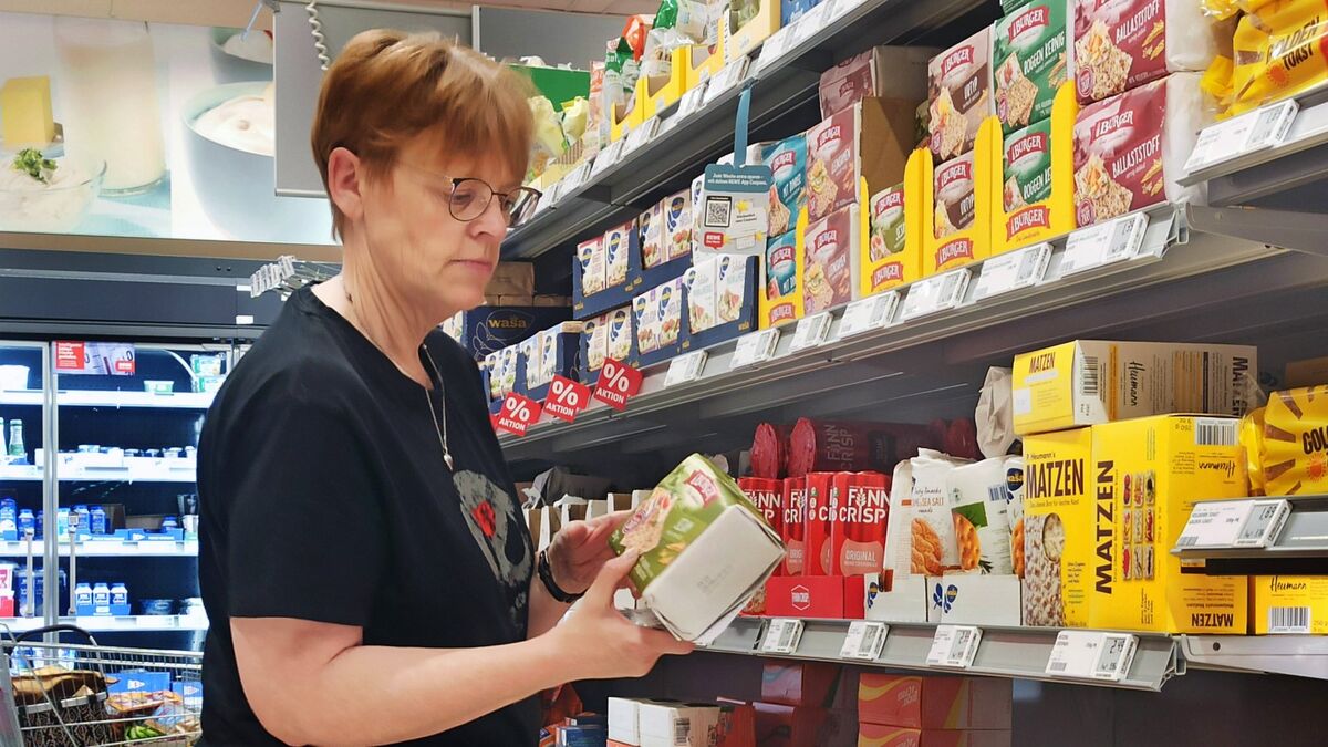 Кассир в пятерочке. Продавец продовольственных товаров. Продукты в Пятерочке. Кассир торгового зала