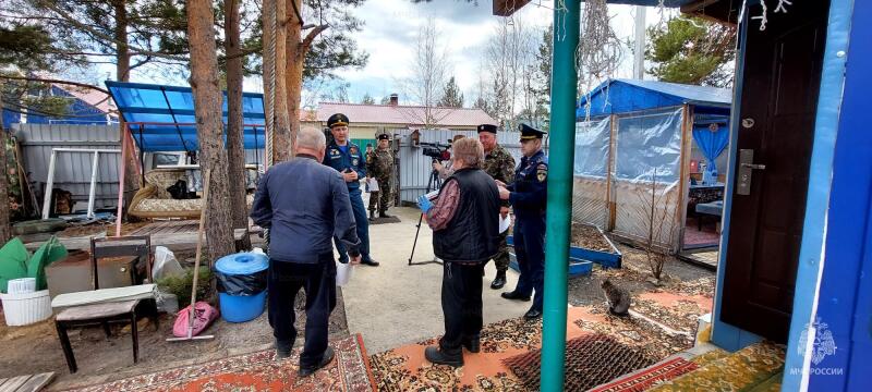 Сотрудники МЧС России совместно с казачеством провели рейд по садово-огородническим товариществам города Радужного в условиях особого противопожарного режима