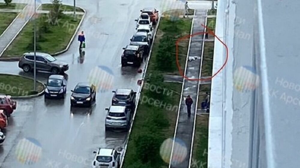 девушка выпавшая из окна в перми. девушка выпавшая из окна в перми. девушка выпала из окна пермь 19 октября. выбросилпсь изокнапермь. в перми девушка выпала из окна.