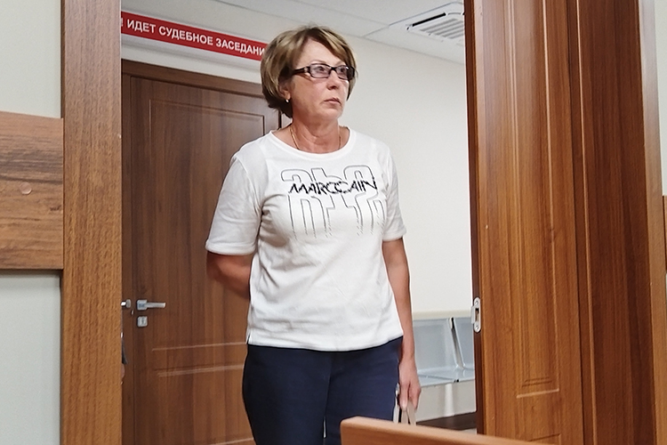 По словам матери Миронова, впервые инвестировать и получать прибыль, помимо основной работы и челночного бизнеса — поездок Польшу и Турцию — она стала еще в 90-х, переводя рубли в валюту — так, что во время дефолта не потеряла в деньгах, а выиграла на росте доллара