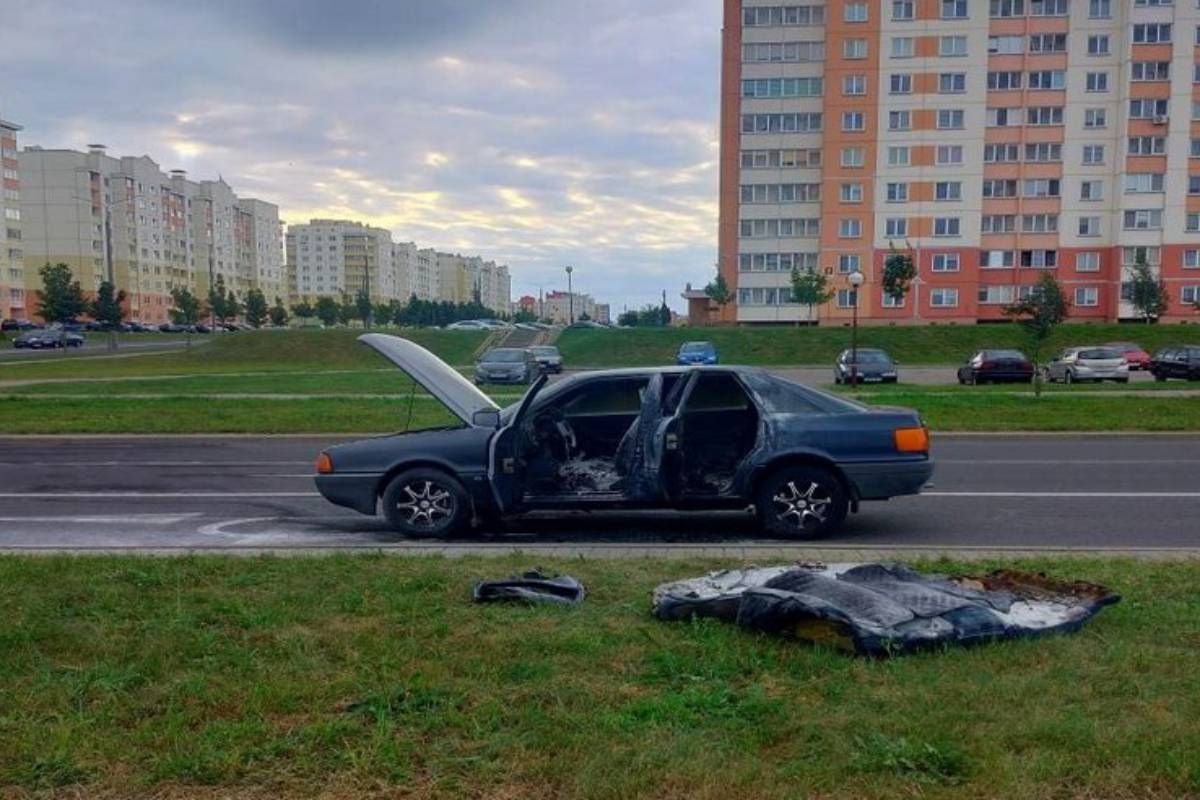 Угнанный автомобиль проехал 200 метров и заглох – угонщик поджег Audi в городе