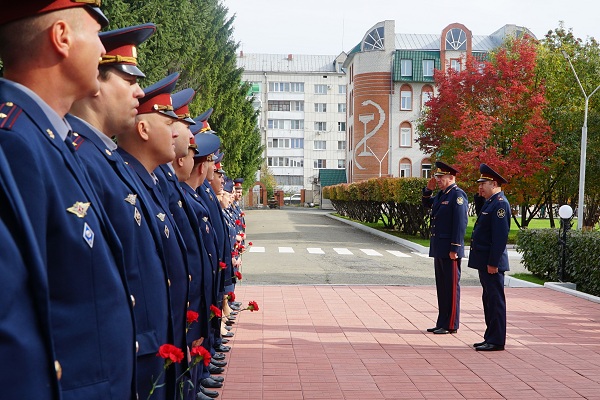 В УФСИН России по Алтайскому краю почтили память сотрудников, погибших при выполнении служебных обязанностей.