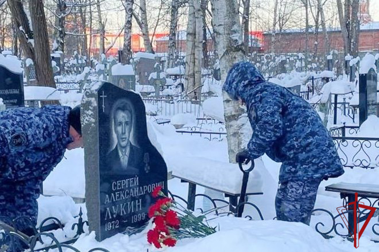 Санкт-Петербурге сотрудники вневедомственной охраны почтили память коллеги, погибшего при исполнении служебного долга