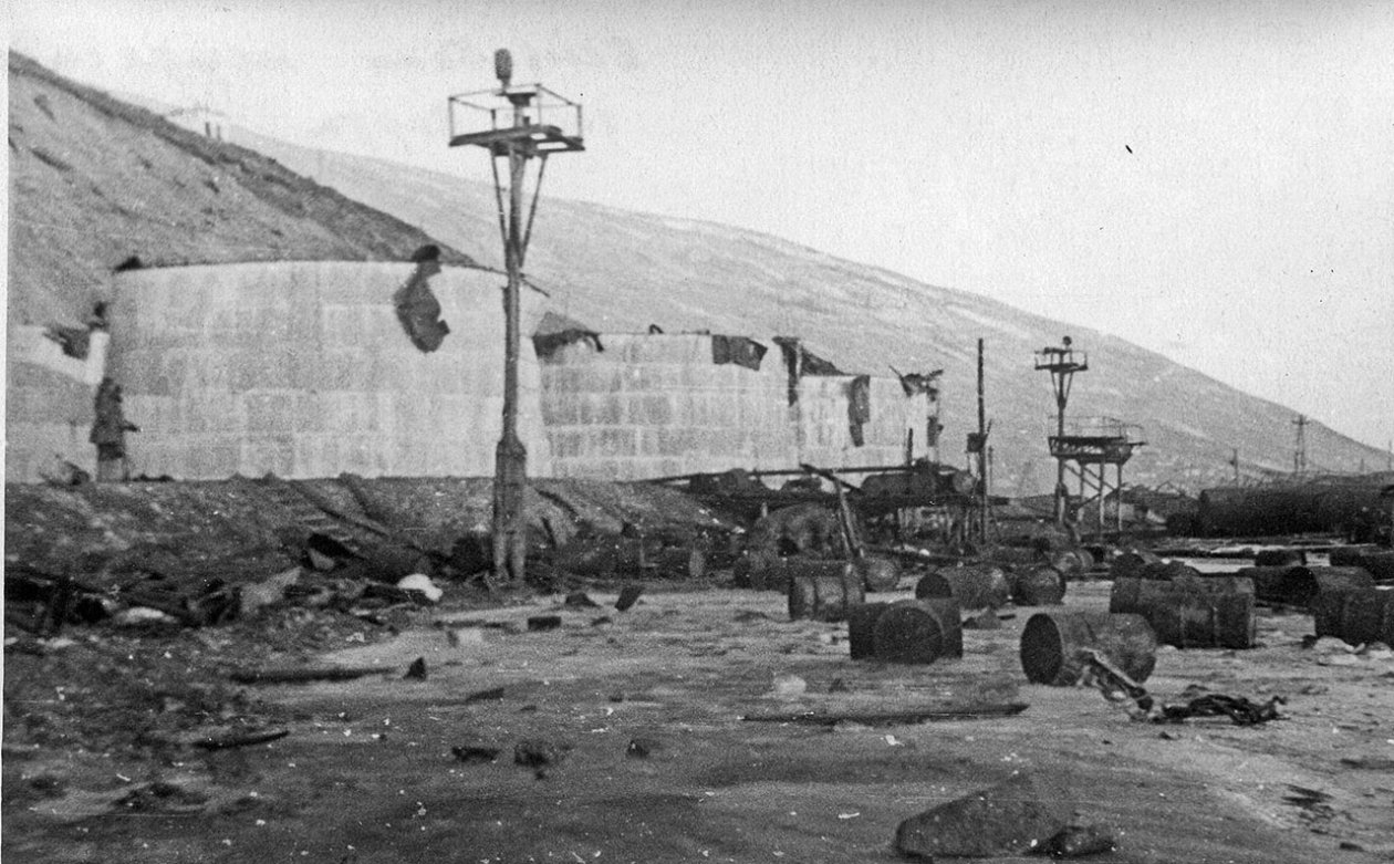 Разрушения на нефтебазе. Магаданский торговый порт. Последствия взрывов пароходов 19 декабря 1947 года kolymastory.ru