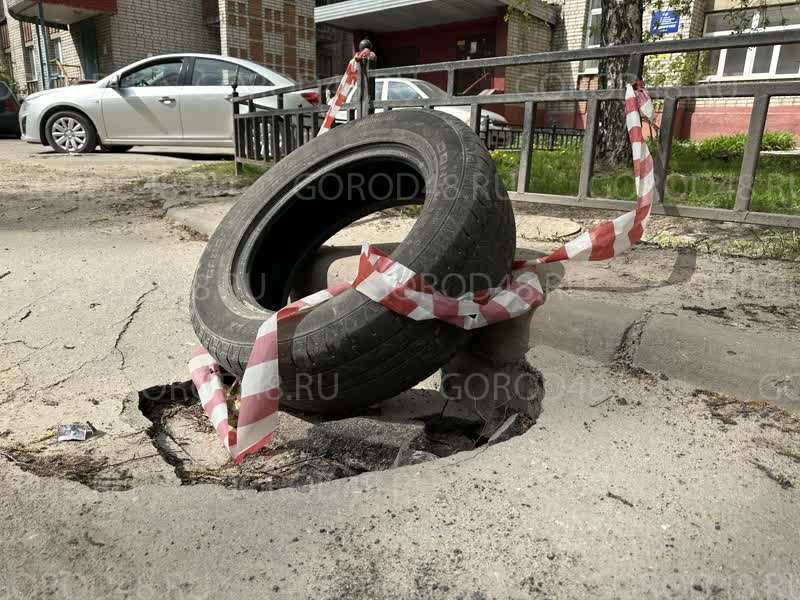 В центре липецка провалился гелик. Машина провалилась под асфальт. Провал. Провал года.