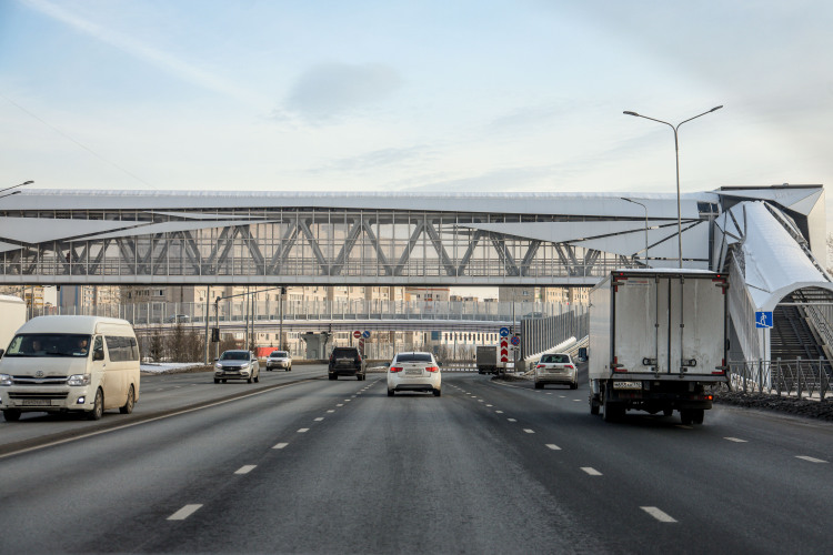 «В прошлом году реконструировали 11,3 километра Горьковского шоссе. По подсчетам, эта 6-полосная трасса способна пропускать 10,8 тысячи машин в час»