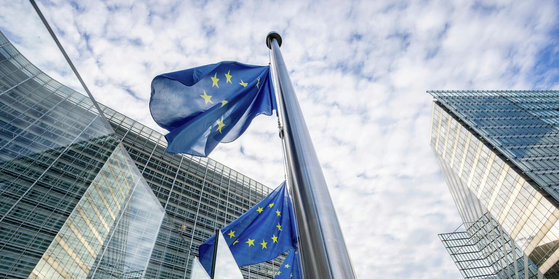 Флаги Европейского союза в штаб-квартире ЕС в Брюсселе - ИноСМИ, 1920, 04.12.2025