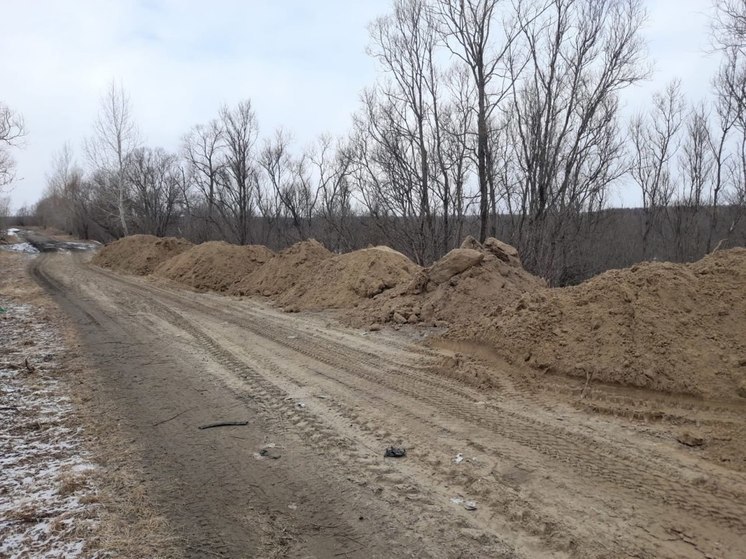 В Колпашевском районе укрепляют песком еще одну дамбу