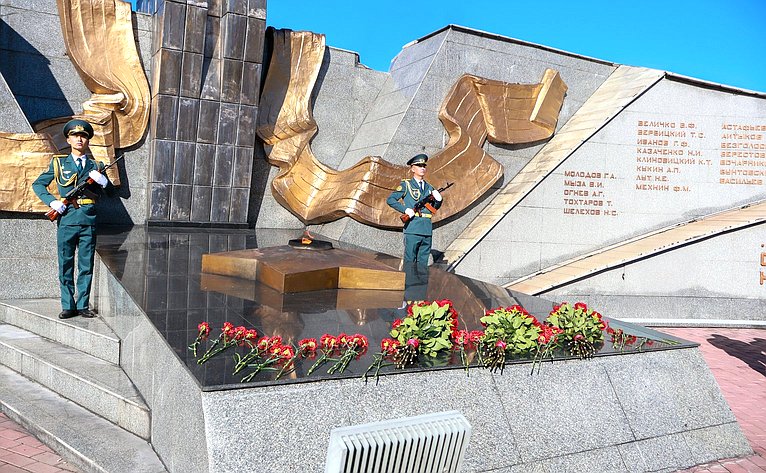 Делегация Совета Федерации приняла участие в возложении цветов к мемориальному комплексу погибших воинов и героев Великой Отечественной войны «Победа»