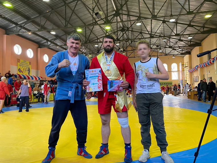 Билалов (слева) был на турнире вместе с сыном (справа на фото)