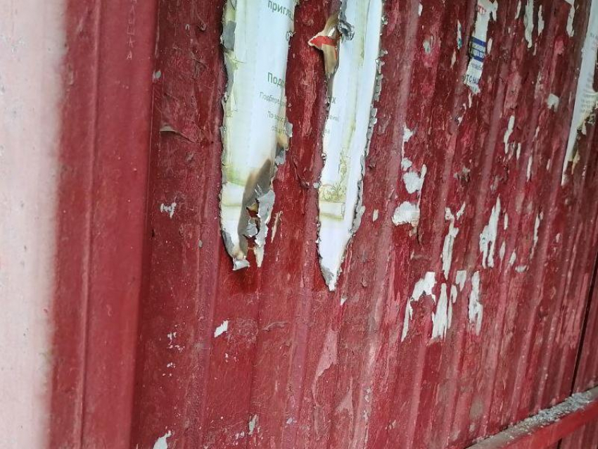 “Стены загажены”: состояние остановки в Воронежской области раскритиковали местные жители
