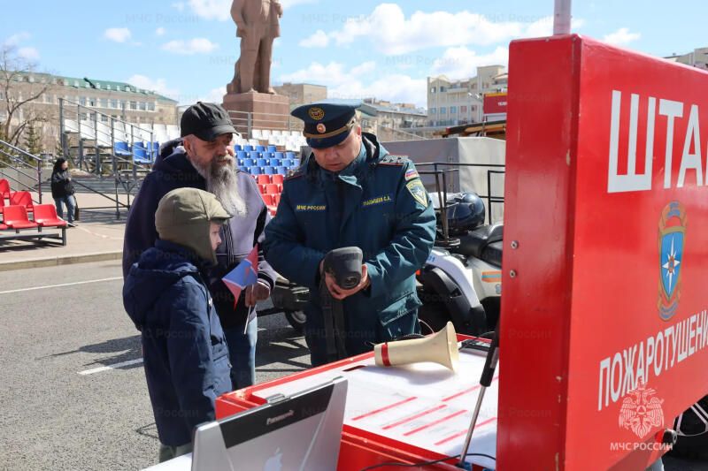 Пена до неба, резка металла и детская сборная: как на площади Ленина отметили День пожарной охраны