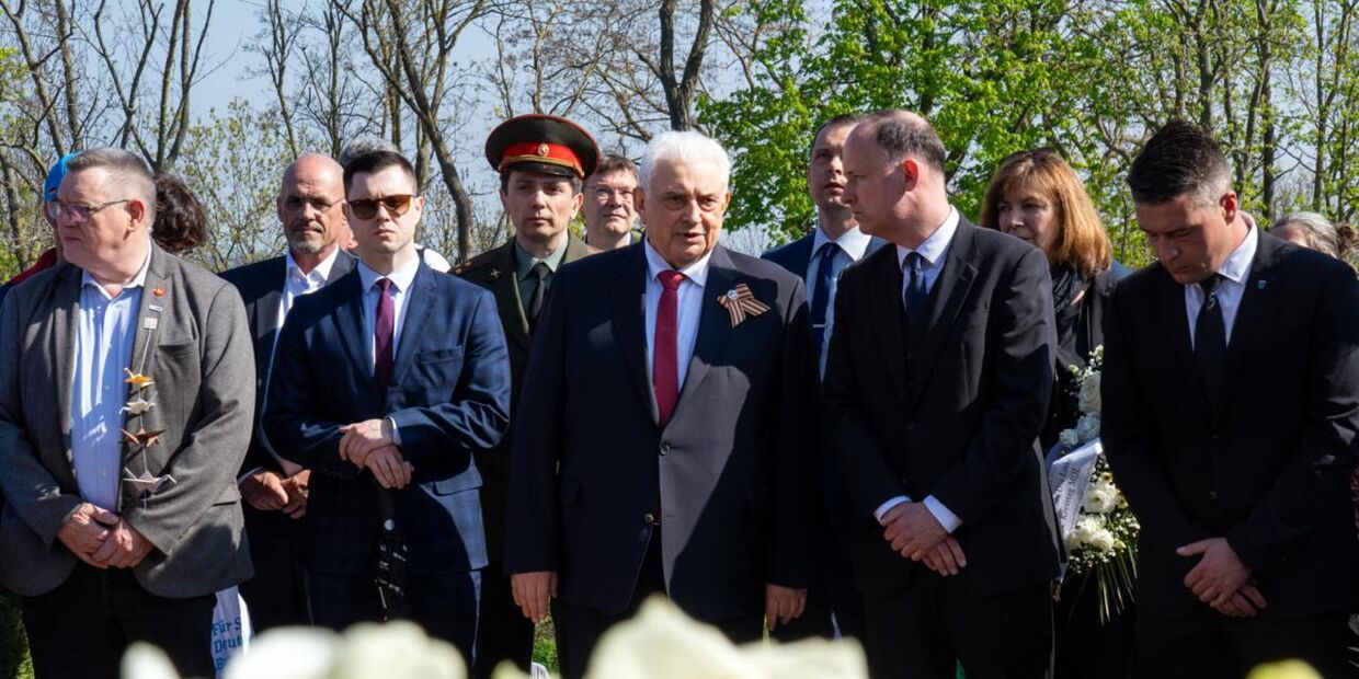 Посол РФ в ФРГ Сергей Нечаев (в костюме с красным галстуком) по приглашению администрации немецкого Зеелова принял участие в возложении венков в память о советских воинах-освободителях. 
