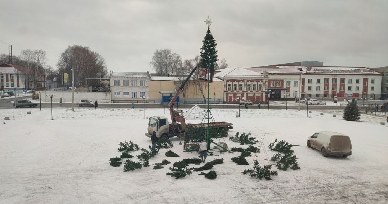 Двенадцатиметровую ель начали собирать на главной площади Камбарки 