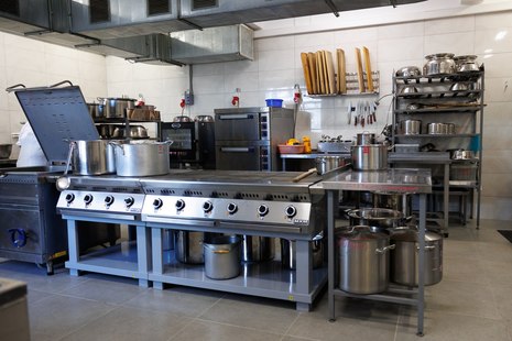 В Петродворцовом районе продолжается реконструкция пищеблоков образовательных учреждений