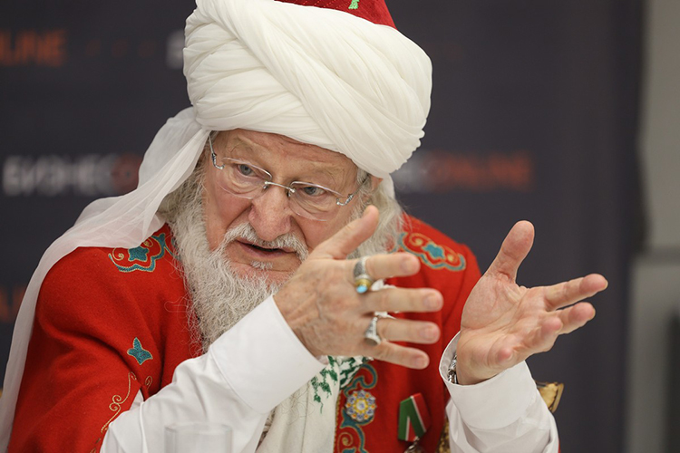 «Среди моих дальних предков есть шейхи, духовные наставники, проводившие суфийские молитвы-зикры. Мои бабушки и дедушки придерживались основ веры: молились, постились и старались жить по-божески»