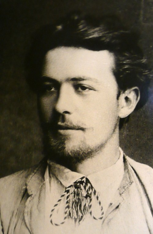 Этим портретом Чехова мы предлагаем заменить в школах его известный портрет в пенсне, 1888 г