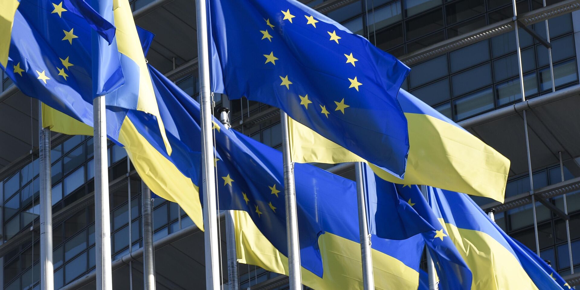 Флаги Украины и ЕС у здания Европарламента - ИноСМИ, 1920, 09.10.2025