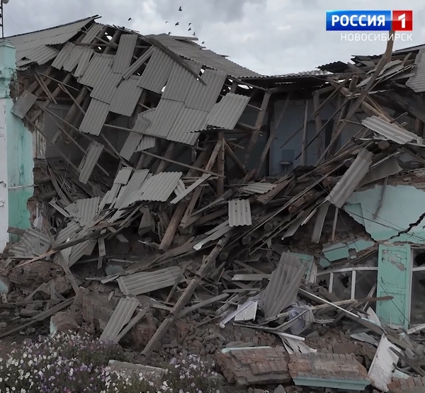 Вид на рухнувшую школу в Татарске сбоку