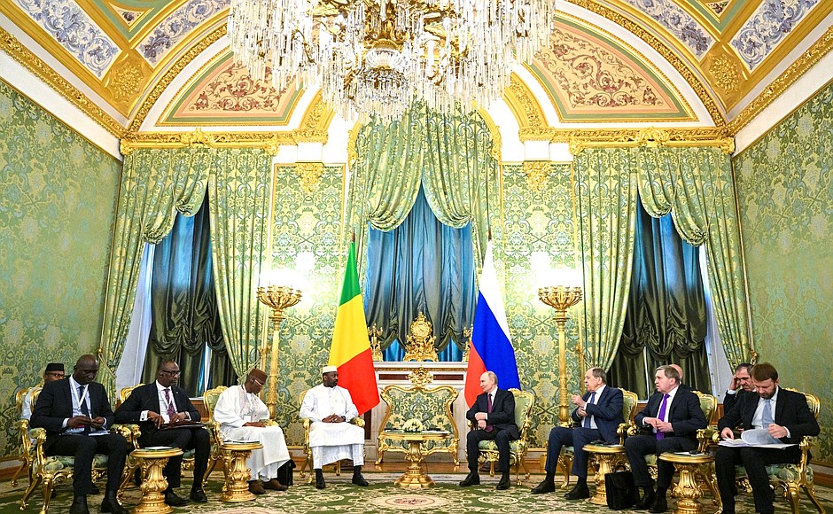 С Президентом переходного периода Республики Мали Ассими Гойтой.