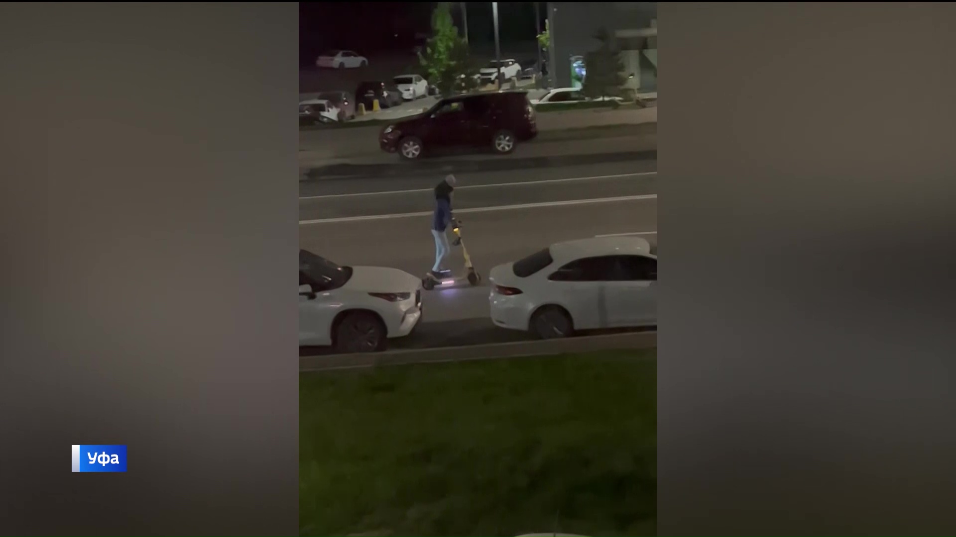 В Уфе мужчина проехался по дороге на самокате с маленьким ребенком на шее