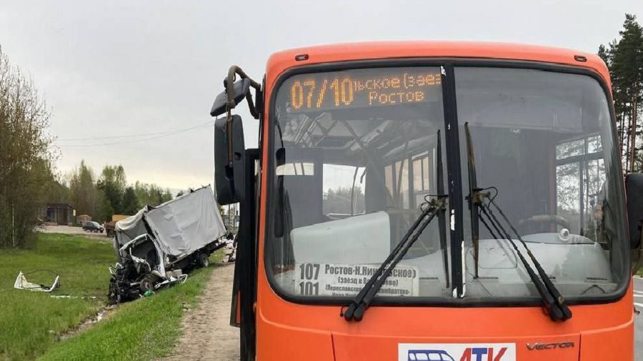 В Ростовском районе автобус с пассажирами попал в аварию