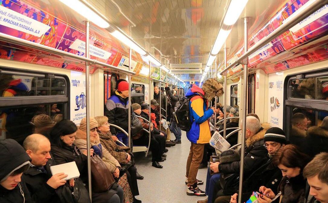 Общественный метрополитен. Вагон метро. Вагон метро с пассажирами. Люди в вагоне метро. Метро внутри с людьми.