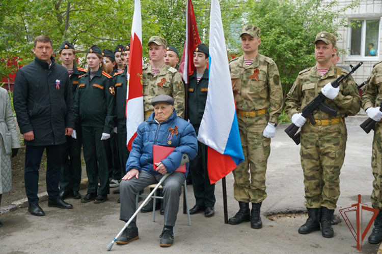 Военнослужащие Росгвардии прошли торжественным маршем в Ульяновске перед домом ветерана Великой Отечественной войны