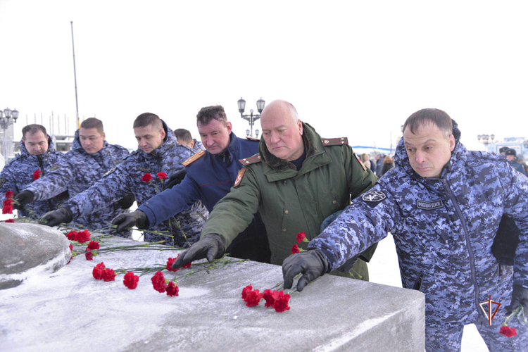 На Ямале военнослужащие и сотрудники Росгвардии приняли участие в памятных мероприятиях, посвященных Дню героев Отечества