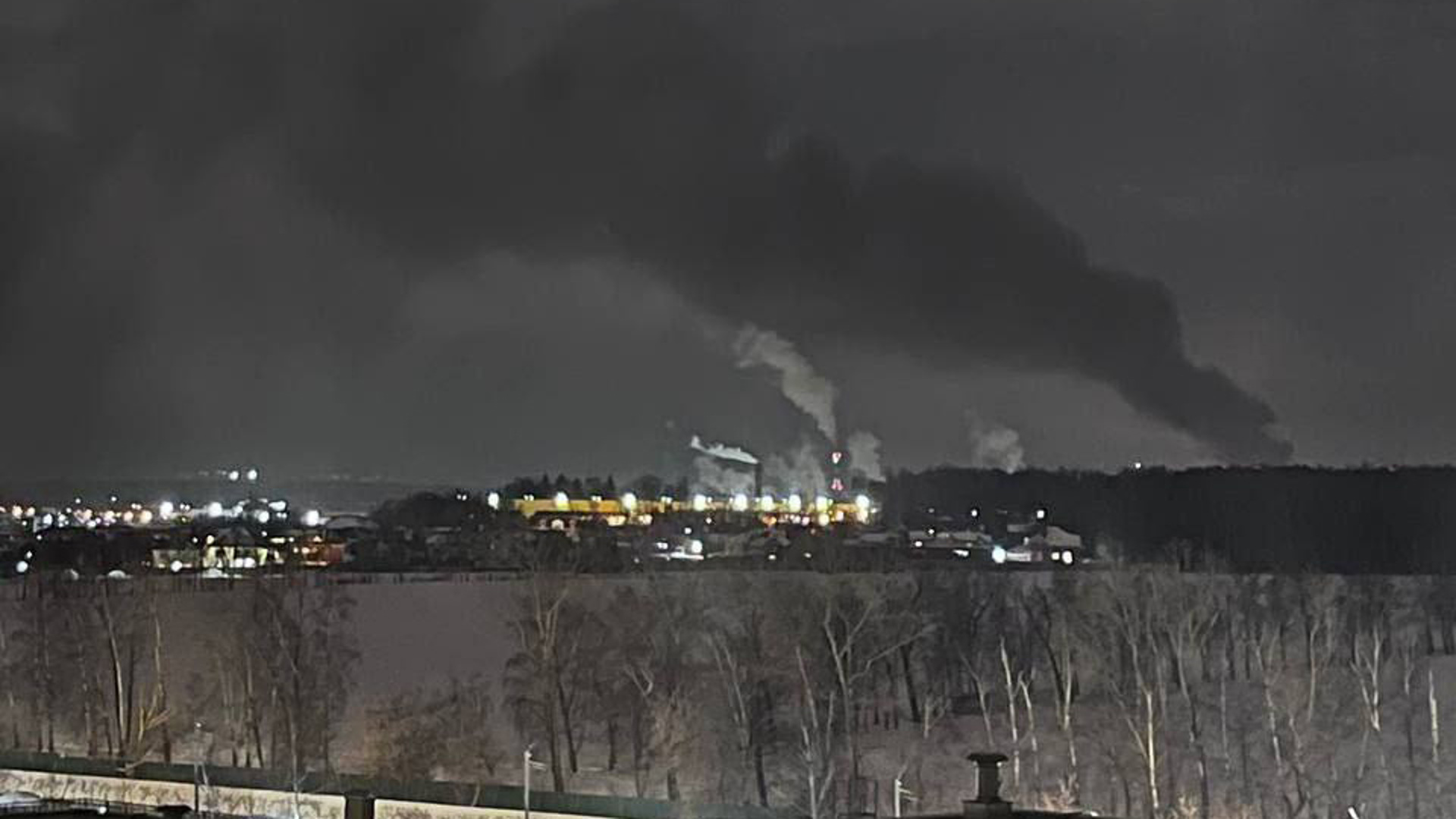 Гарь в видном. Пожар в перми. Гарь в видном. Московский коксогазовый завод в видном. Смог над новокузнецком.