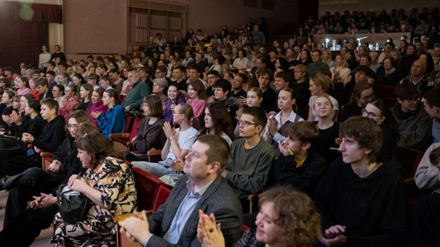 Директору лицея № 28 вручили знак почётного гражданина города Кирова