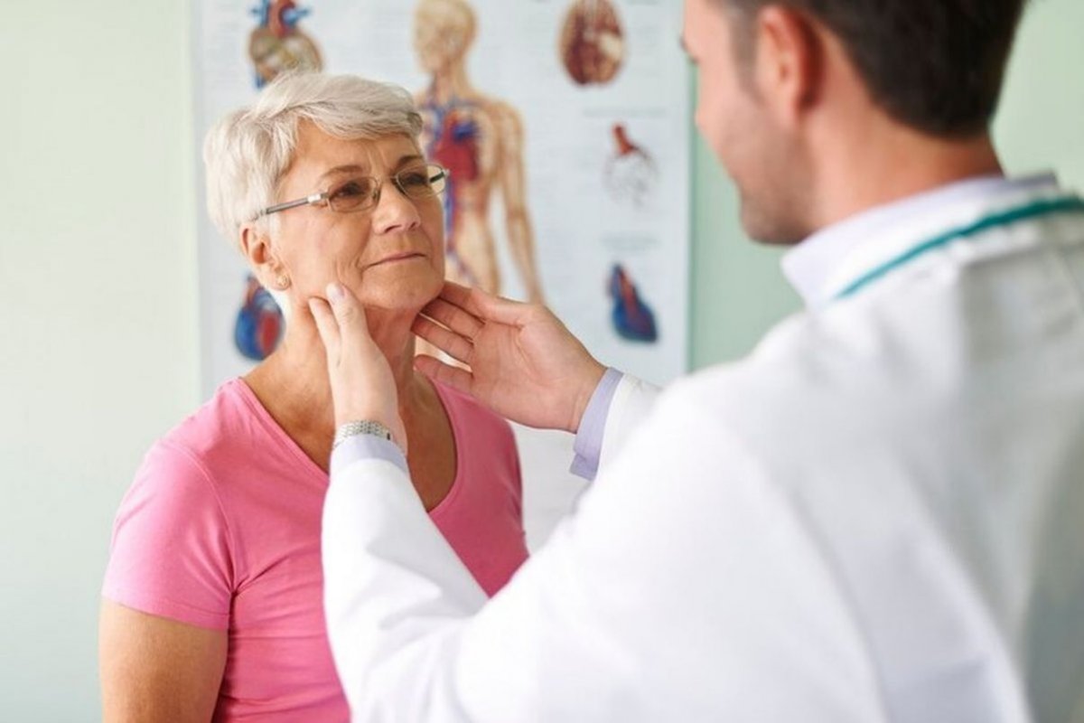 проверка щитовидной железы у пациентки