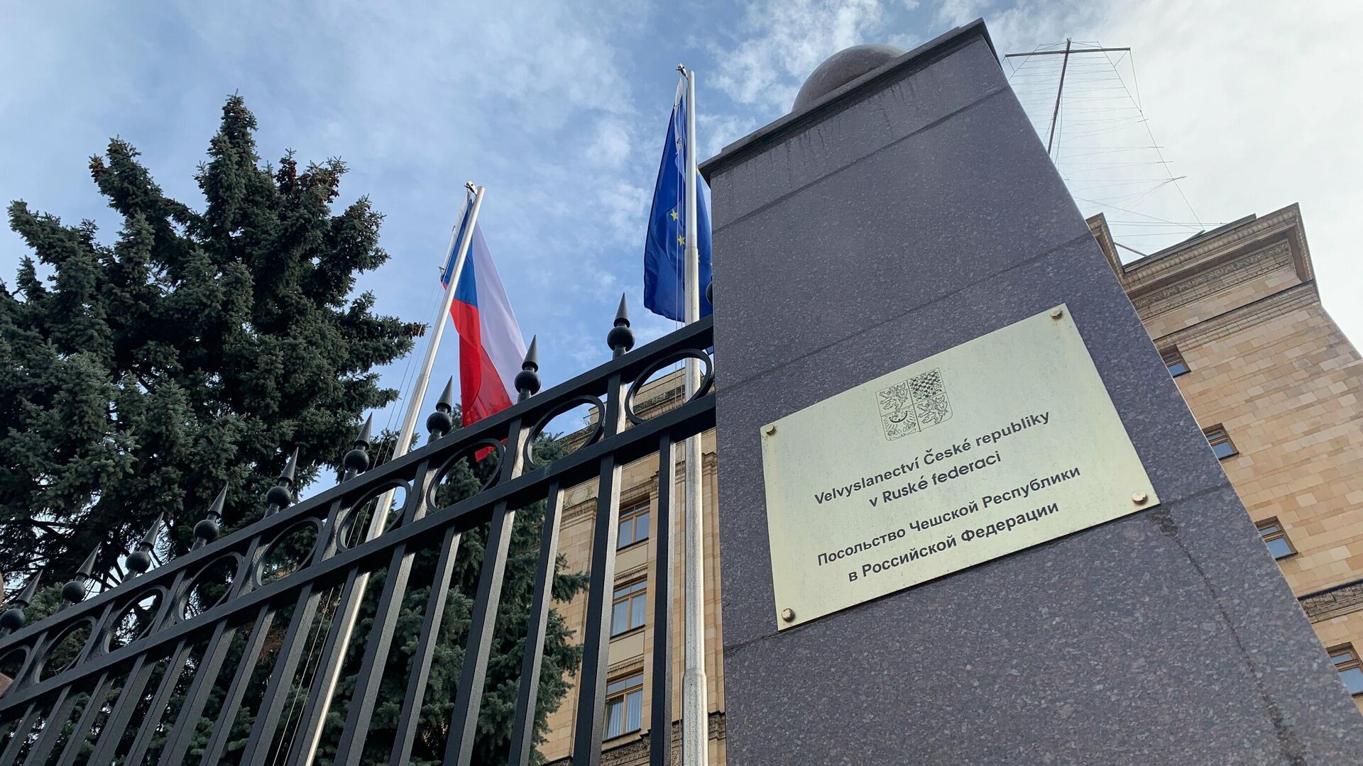 Иностранные посольства в россии