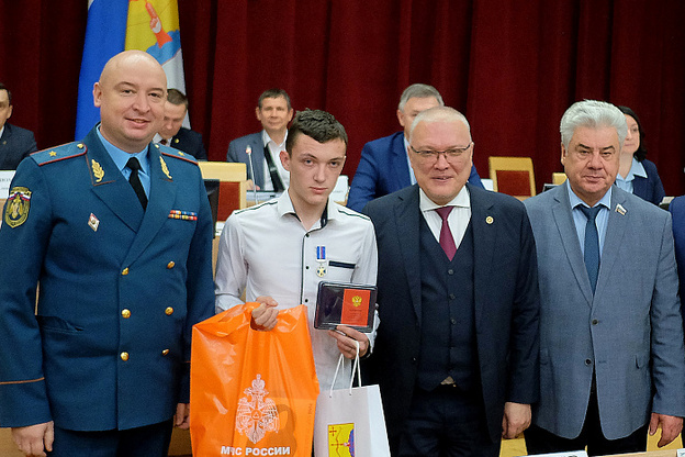 Школьник и студент из Кировской области получили медали «За проявленное мужество»